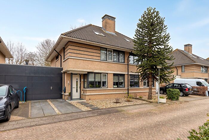 4-kamerhuis te koop in Puccinibuurt, Capelle aan den IJssel