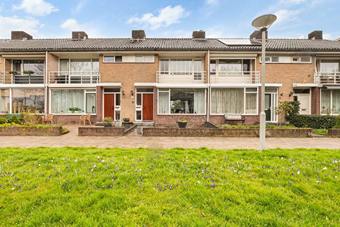 4-kamerhuis te koop in Arnhem – Middachtensingel, Over het Lange Water