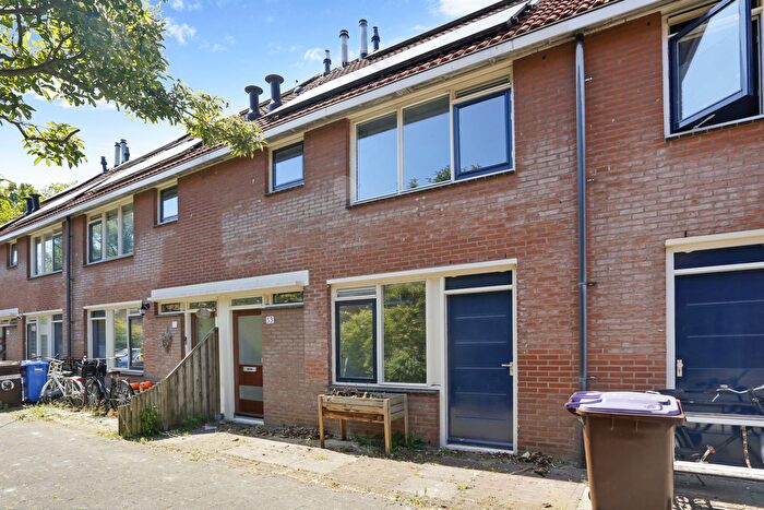 4-kamerhuis te huur in Ambachtenbuurt-West, Alphen aan den Rijn
