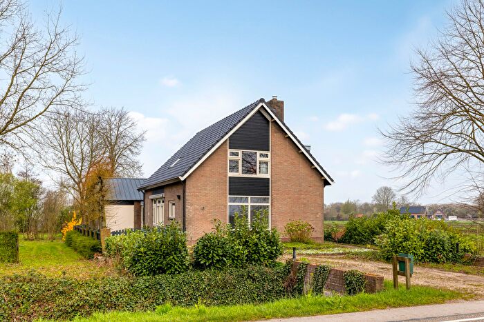 7-kamerhuis te koop in Verspreide huizen Kerkwijk en Bruchem, Bruchem