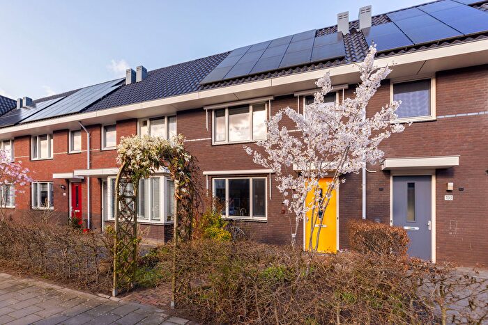 4-kamerhuis te koop in Verspreide huizen Hoeven, Zaltbommel