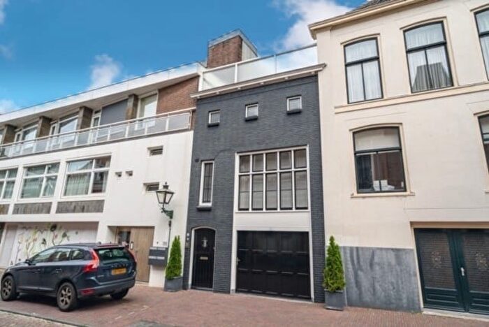 4-kamerhuis te koop in Pieterswijk, Leiden