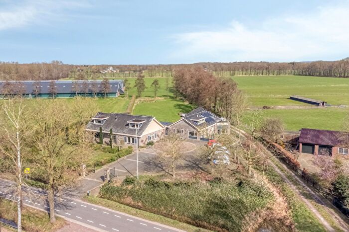 12-kamerhuis te koop in Verspreide huizen, Renswoude
