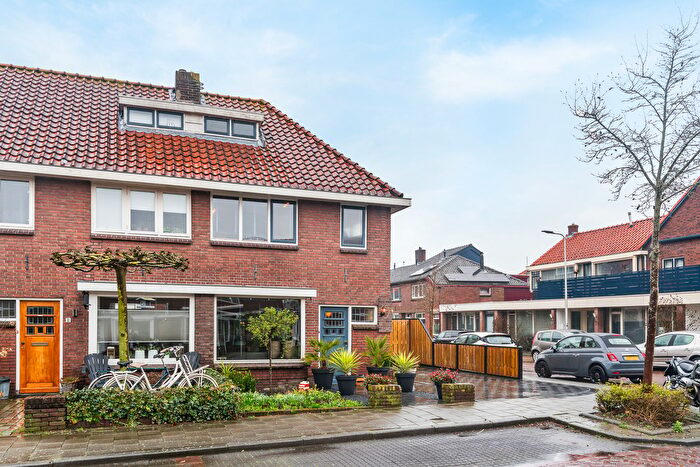 4-kamerhuis te koop in Alphen aan den Rijn – Ruisdaelstraat, Nieuwe Sloot