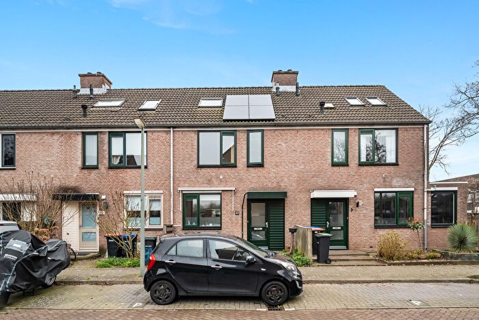 6-kamerhuis te koop in Dordrecht – Henriëtte Roland Holst-erf, Aletta Jacobs-erf en omgeving
