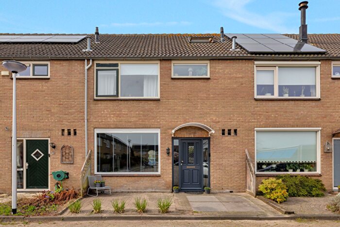 5-kamerhuis te koop in Bloemen- en Plantenbuurt, Hellevoetsluis