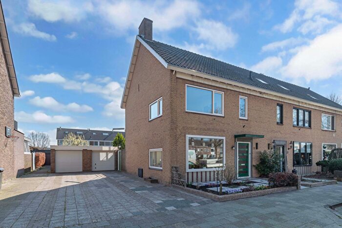 6-kamerhuis te koop in Emmeloord – Kampwal, Emmeloord-Centrum-Tussen Gracht en Vaart